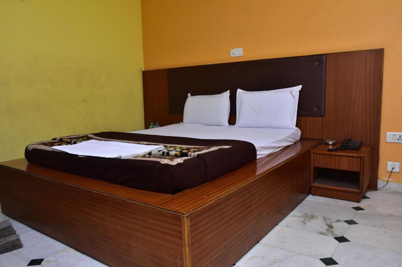 Hotel Mid East Haridaspur Ngoại thất bức ảnh