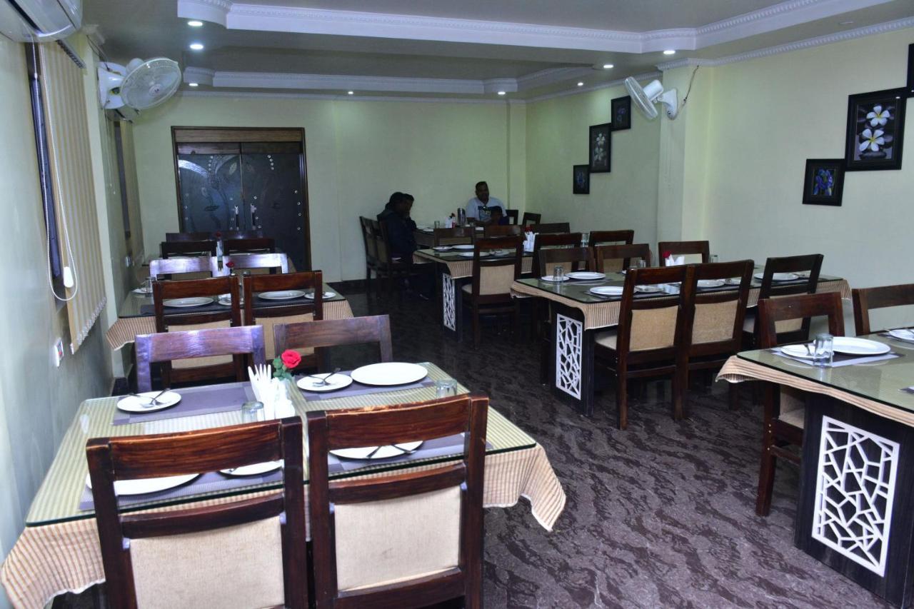 Hotel Mid East Haridaspur Ngoại thất bức ảnh